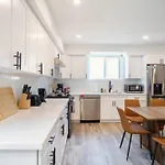 Cozy La Retreat Near Usc Steps To Koreatown & Downtown